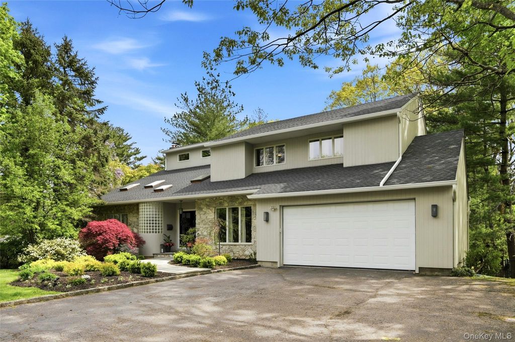 Photo of 4 Cross Lane, Glen Head, NY 11545 (MLS # 992824)