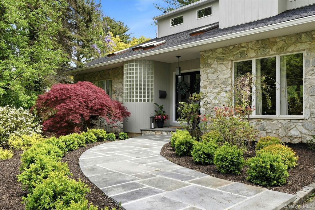 Photo of 4 Cross Lane, Glen Head, NY 11545 (MLS # 992824)