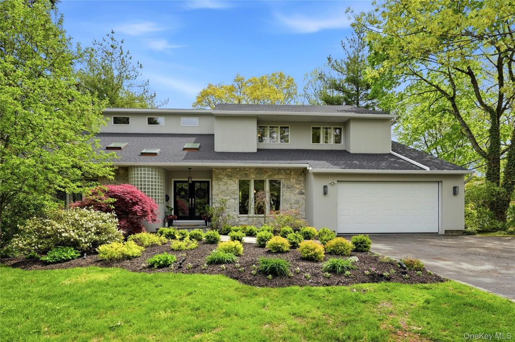 Photo of 4 Cross Lane, Glen Head, NY 11545 (MLS # 992824)