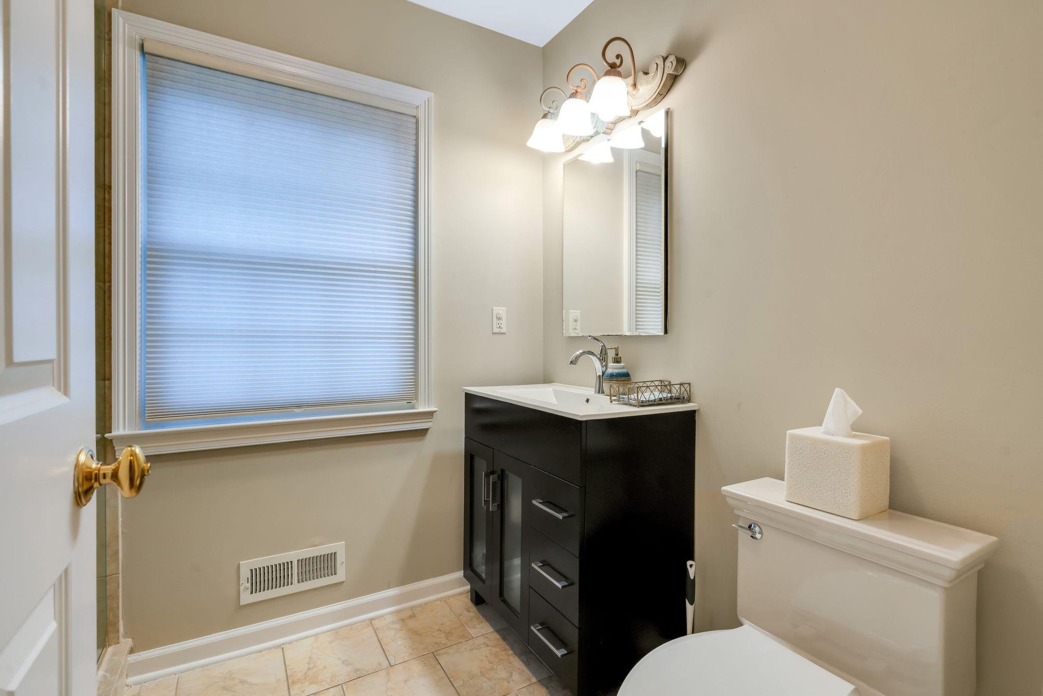8 Richmond Lane, New Rochelle, New York image 12