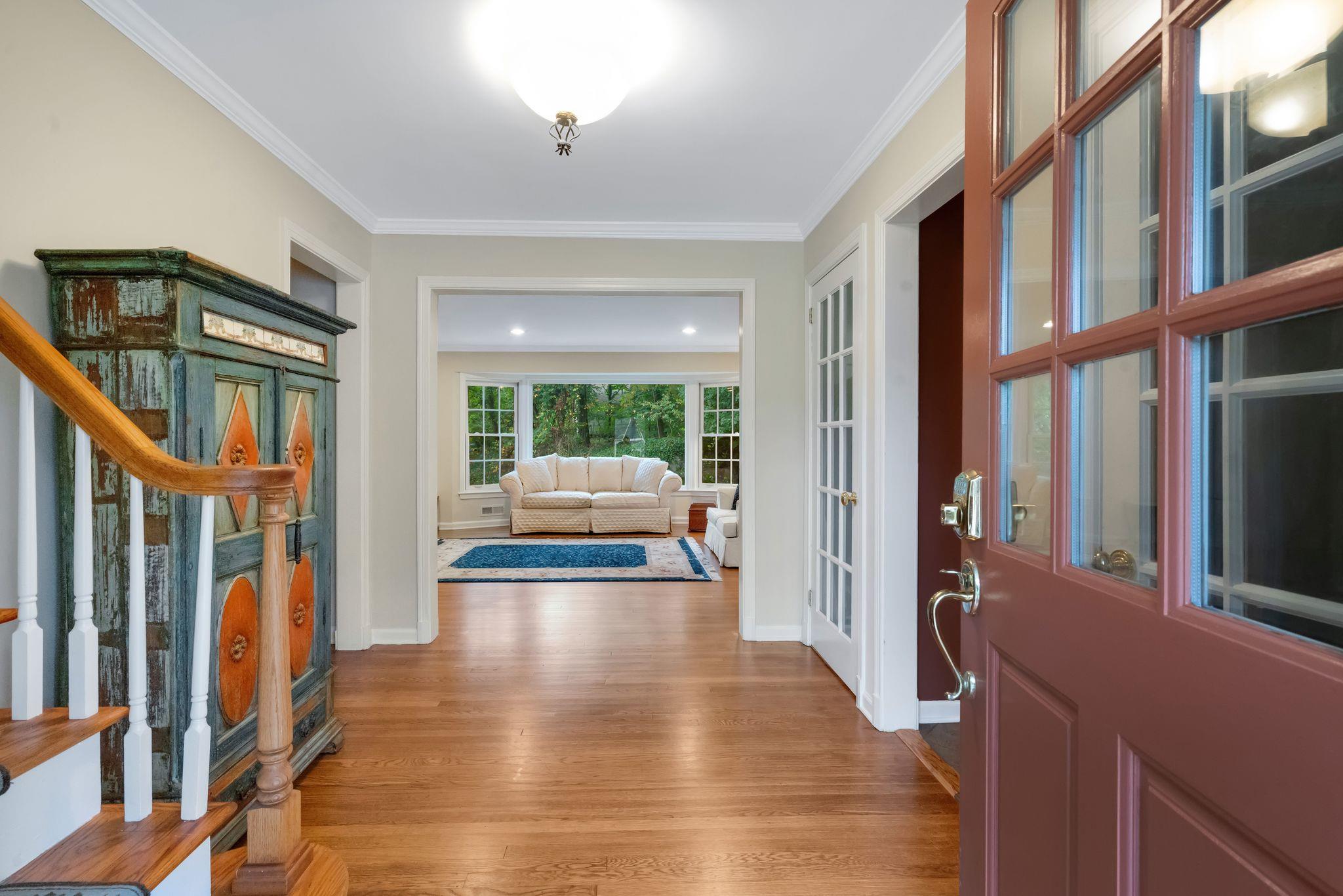 8 Richmond Lane, New Rochelle, New York image 2