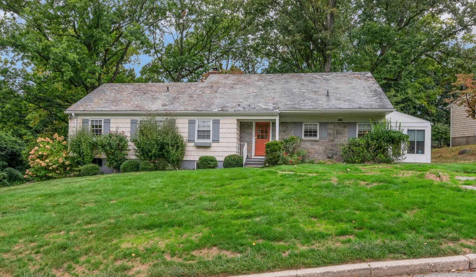 8 Richmond Lane, New Rochelle, New York image 1