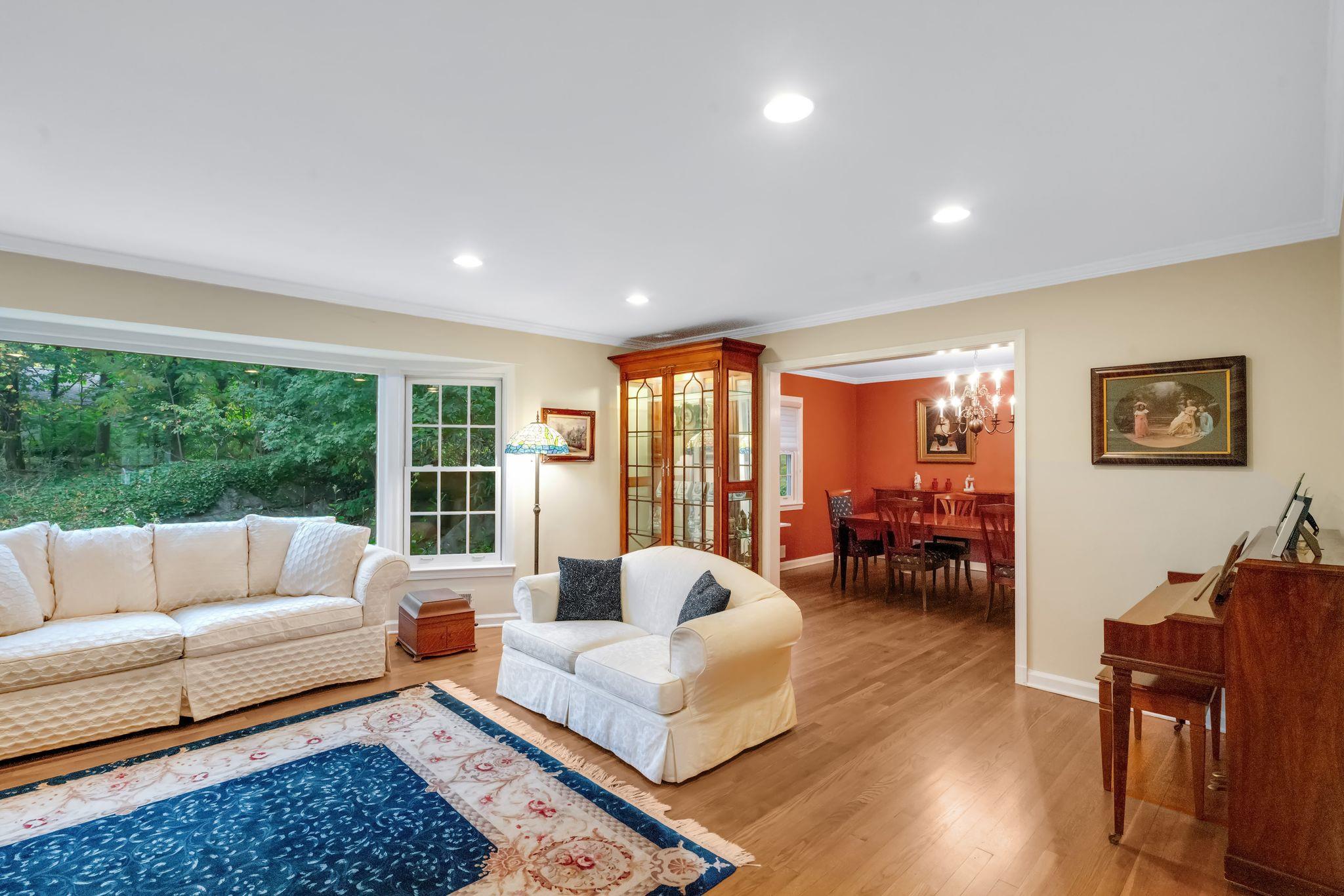 8 Richmond Lane, New Rochelle, New York image 3