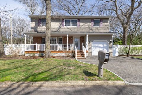 Photo of 97 Krispin Lane, East Setauket, NY 11733 (MLS # 986107)