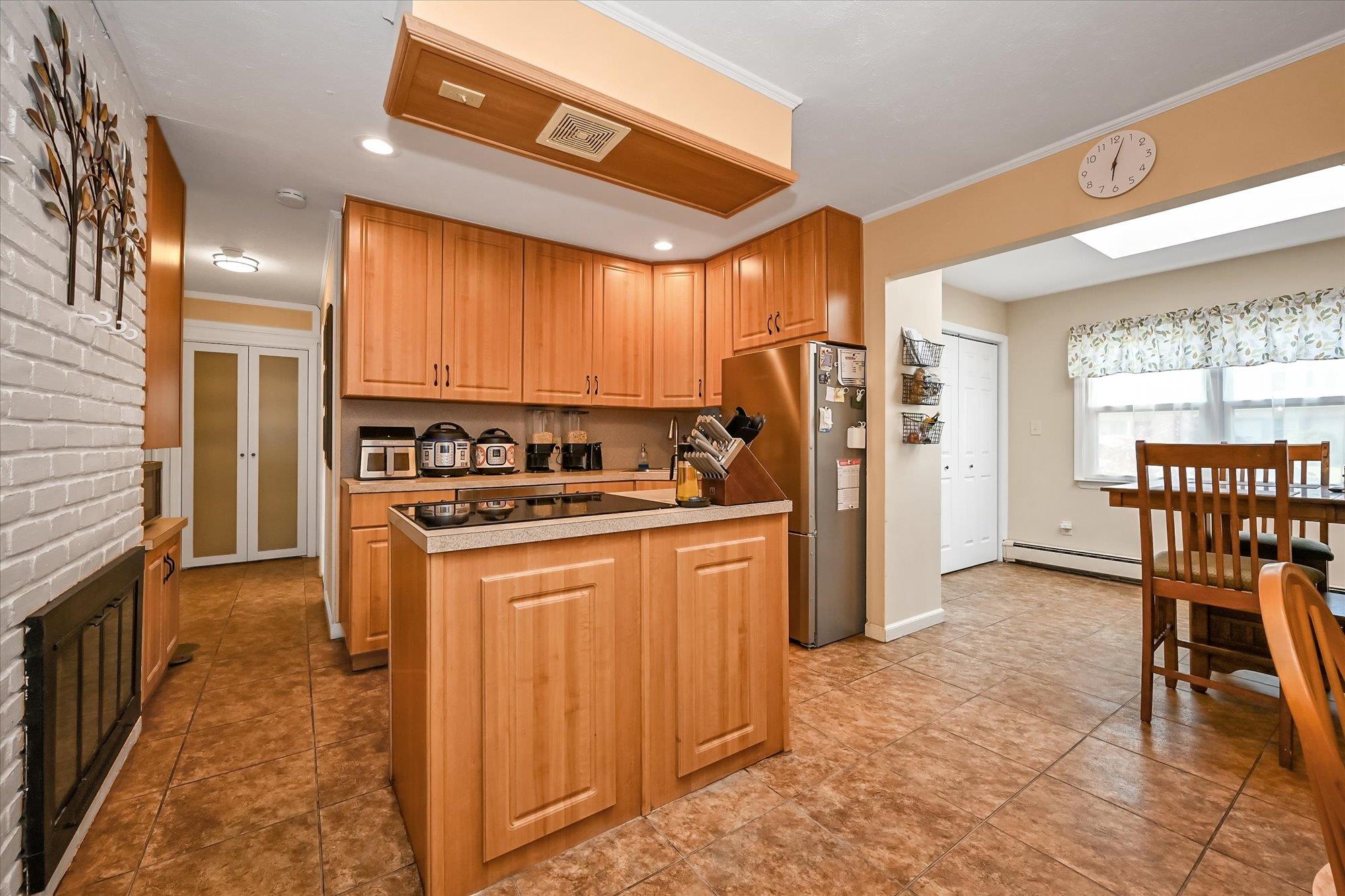 12 Spoke Lane Ln, Levittown, New York image 4
