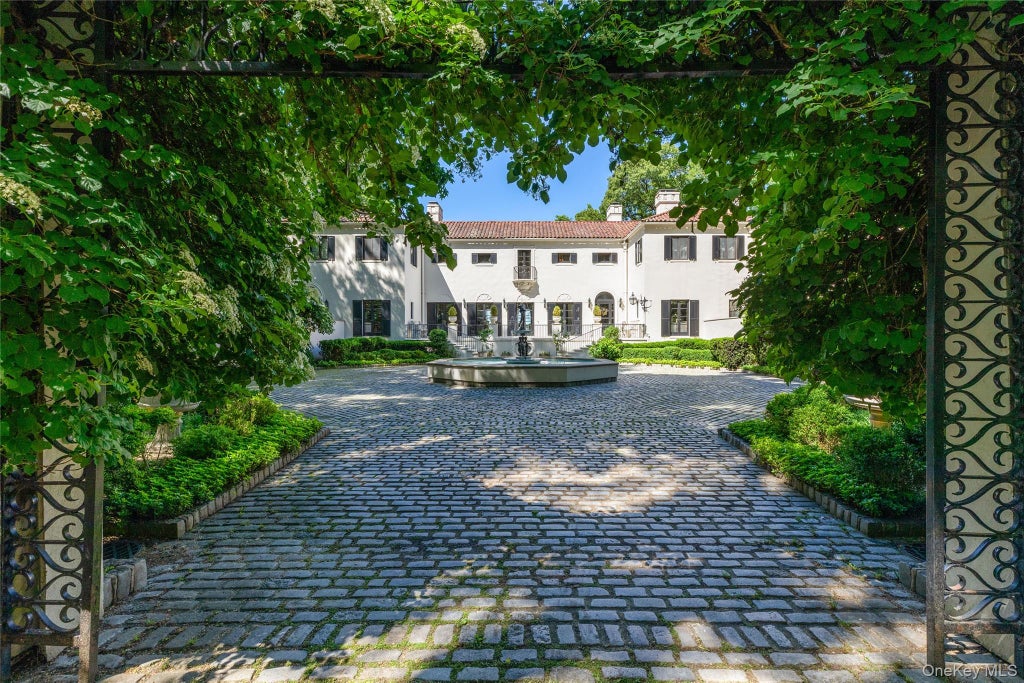 Photo of 100 Horseshoe Road, Mill Neck, NY 11765 (MLS # 1048378)
