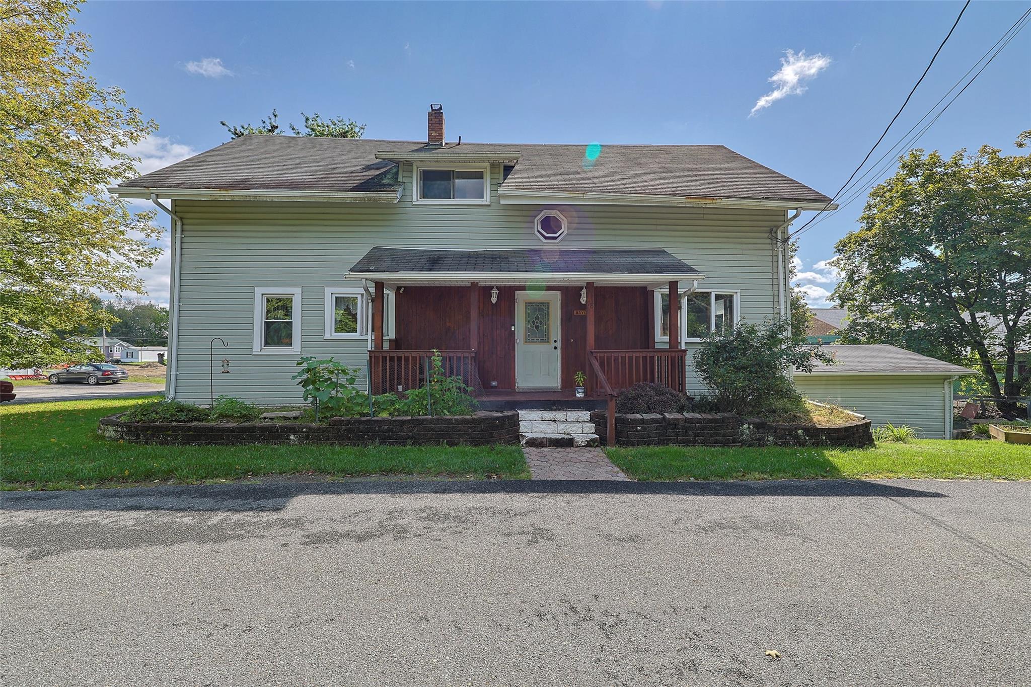 Maples Lane, Middletown, New York - 4 Bedrooms  
2 Bathrooms  
7 Rooms - 