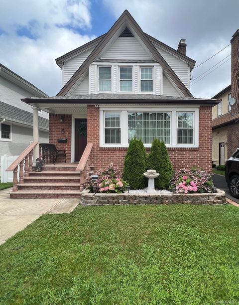 Photo of 5 Lawrence Avenue, Lynbrook, NY 11563 (MLS # 913672)