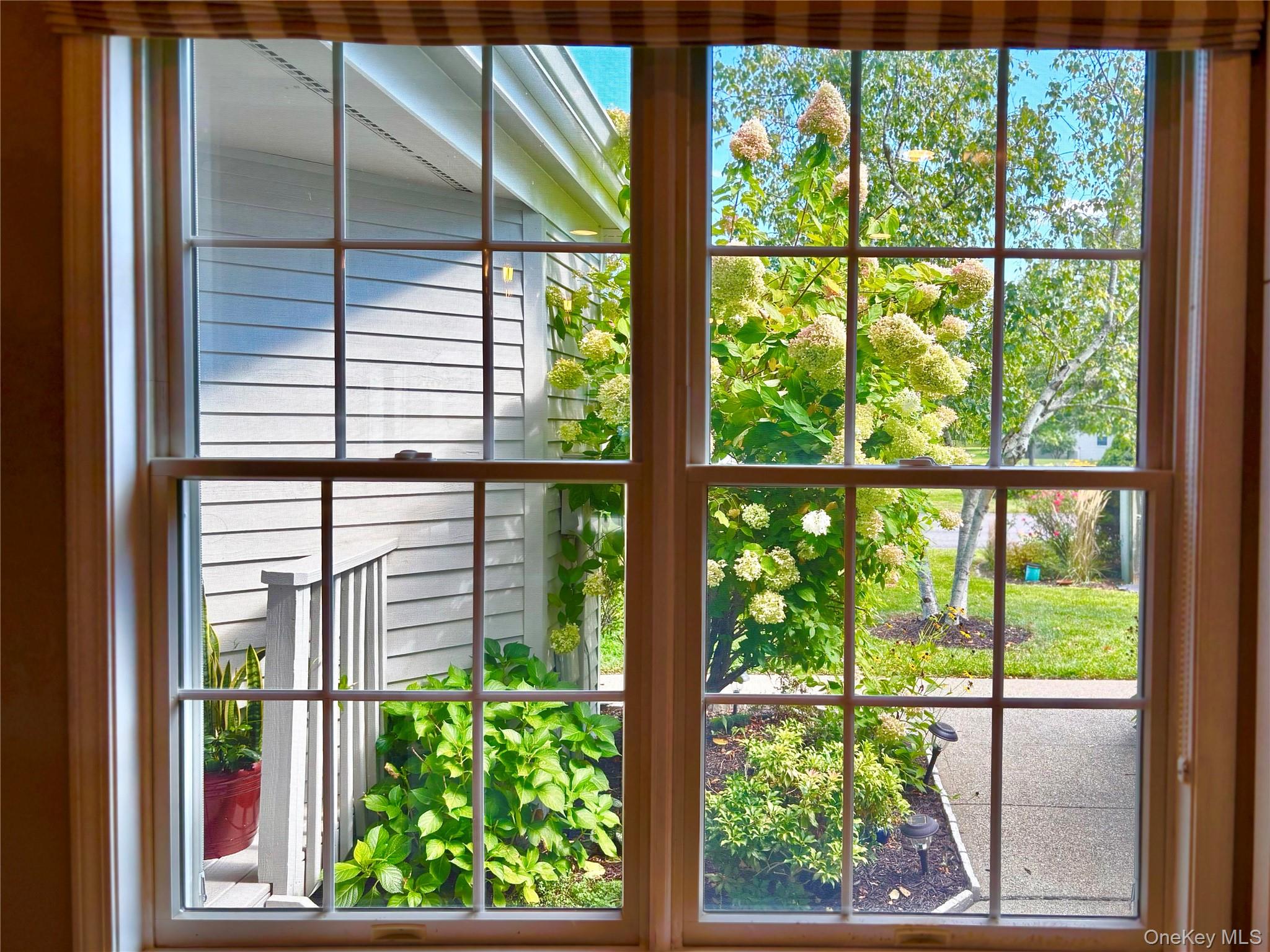 Rhinebeck, New York 12572, United States, 2 Bedrooms Bedrooms, ,3 BathroomsBathrooms,Residential,Active,209801