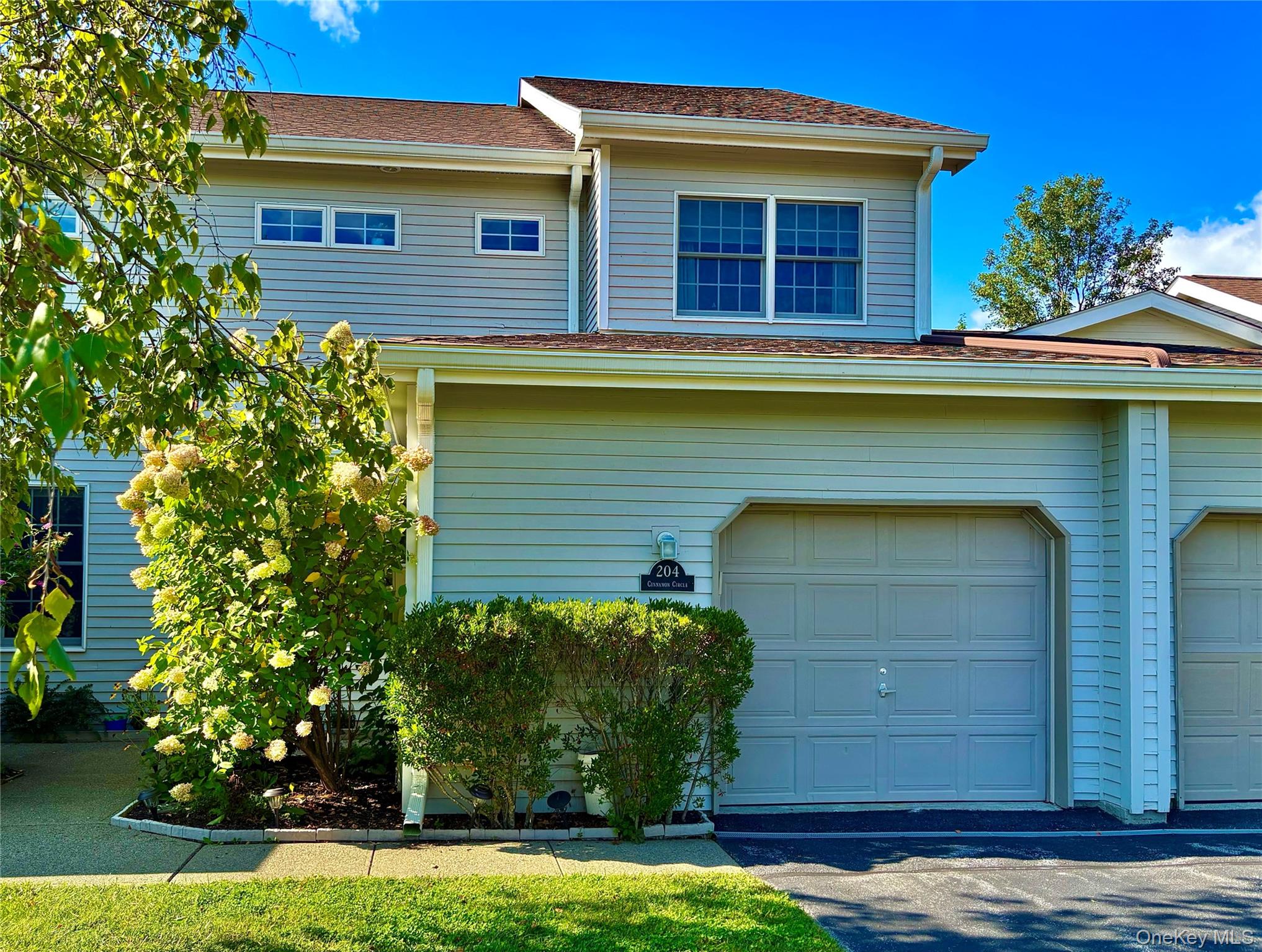 Rhinebeck, New York 12572, United States, 2 Bedrooms Bedrooms, ,3 BathroomsBathrooms,Residential,Active,209801