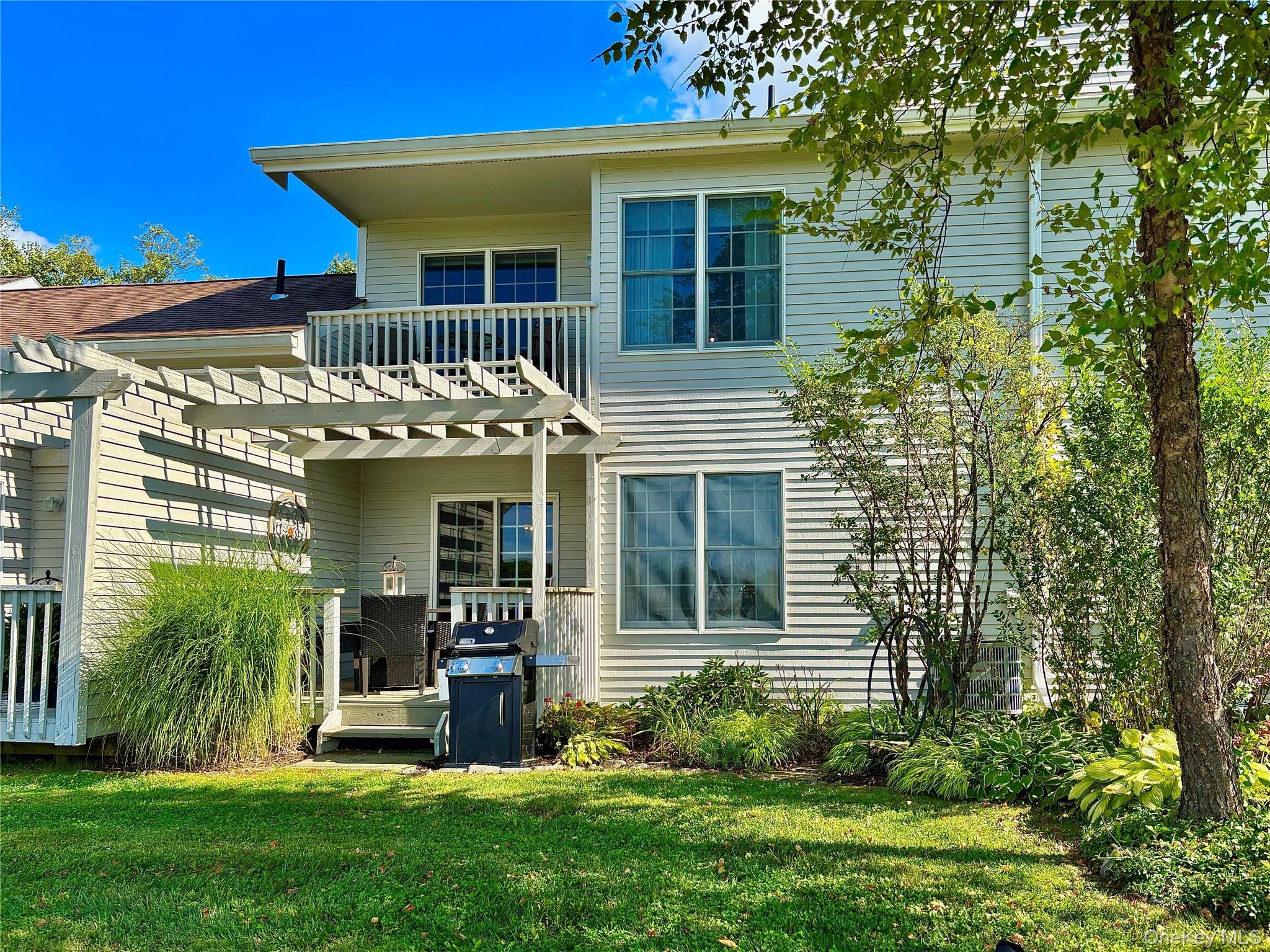 Rhinebeck, New York 12572, United States, 2 Bedrooms Bedrooms, ,3 BathroomsBathrooms,Residential,Active,209801