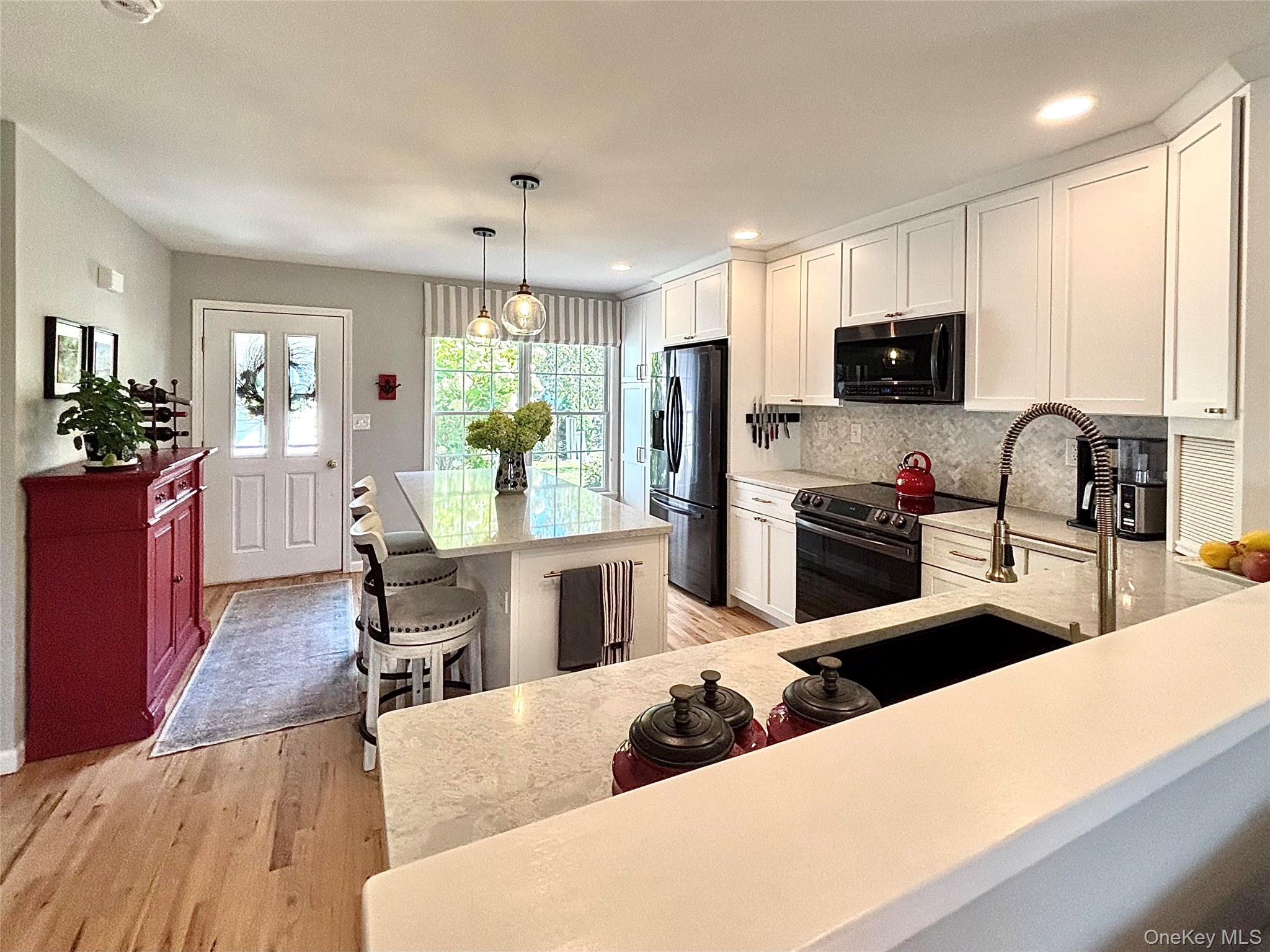 Rhinebeck, New York 12572, United States, 2 Bedrooms Bedrooms, ,3 BathroomsBathrooms,Residential,Active,209801