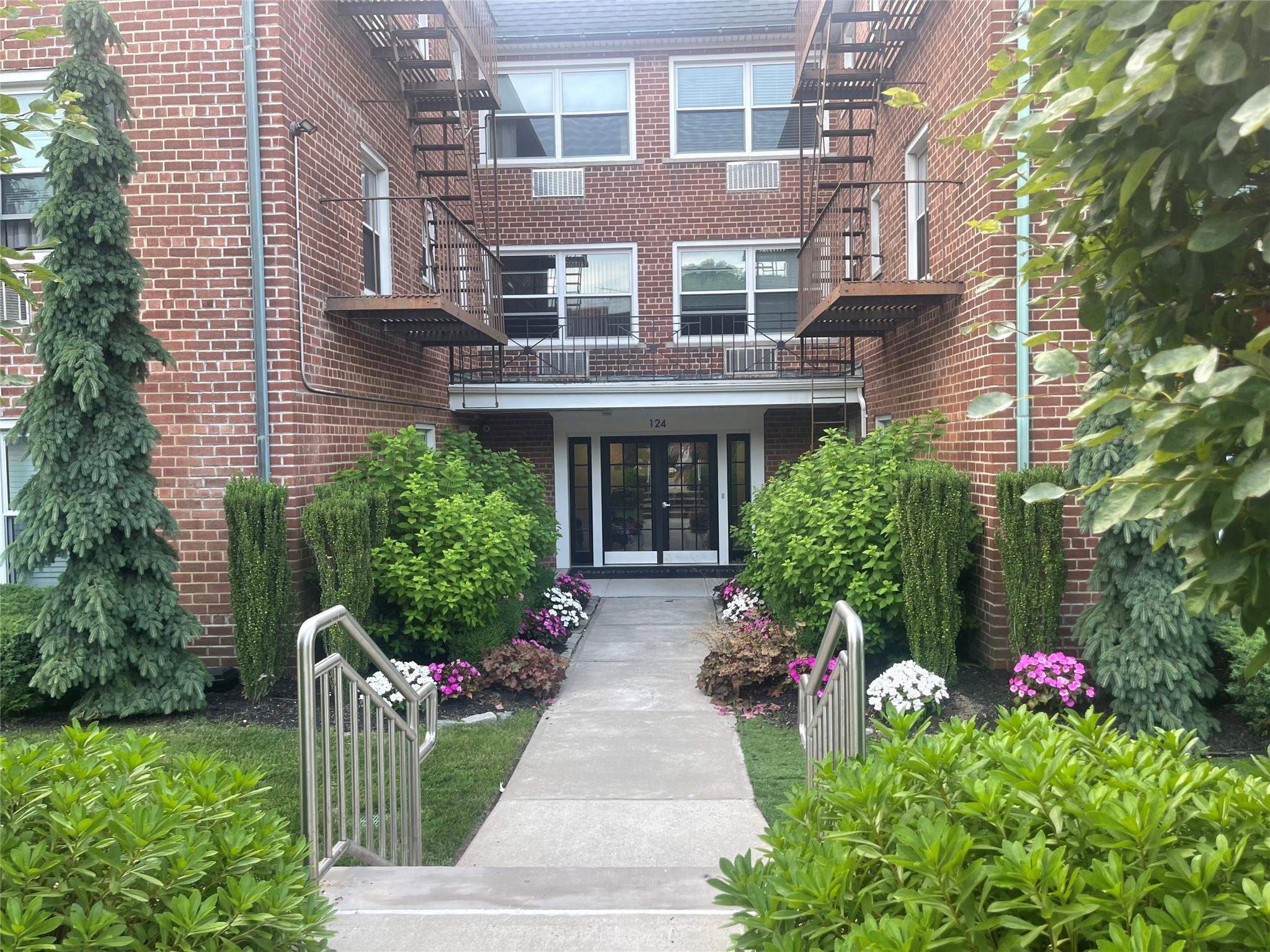 111 S Centre Avenue #2-MM, Rockville Centre, New York image 1
