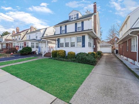 Photo of 245 Plainfield Avenue, Floral Park, NY 11001 (MLS # 940966)
