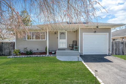 Photo of 7 Hollywood Drive, Shirley, NY 11967 (MLS # 984694)