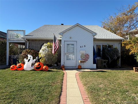 Photo of 215 National Boulevard, Long Beach, NY 11561 (MLS # 932127)