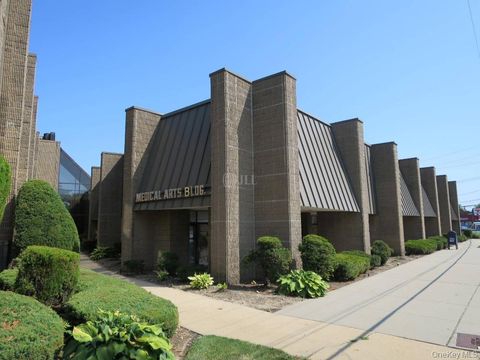 Photo of 1575 Hillside Avenue #LL3/LL4, New Hyde Park, NY 11040 (MLS # 965824)