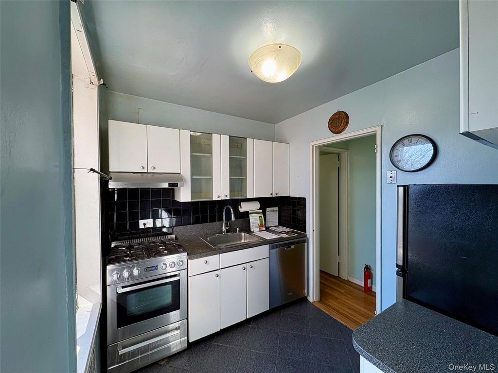 Photo of 22424 Union Turnpike #4A, Oakland Gardens, NY 11364 (MLS # 965492)