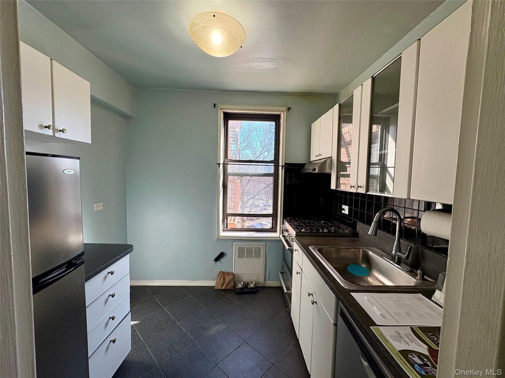 Photo of 22424 Union Turnpike #4A, Oakland Gardens, NY 11364 (MLS # 965492)