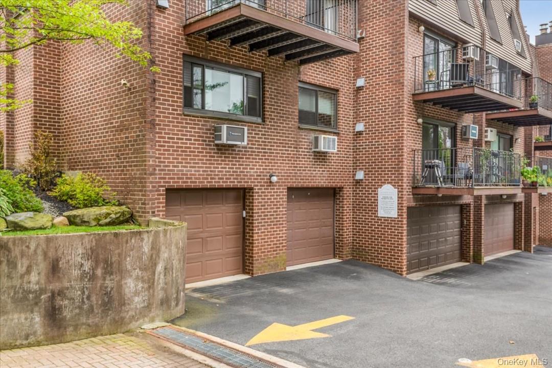 492 N Broadway Avenue 28