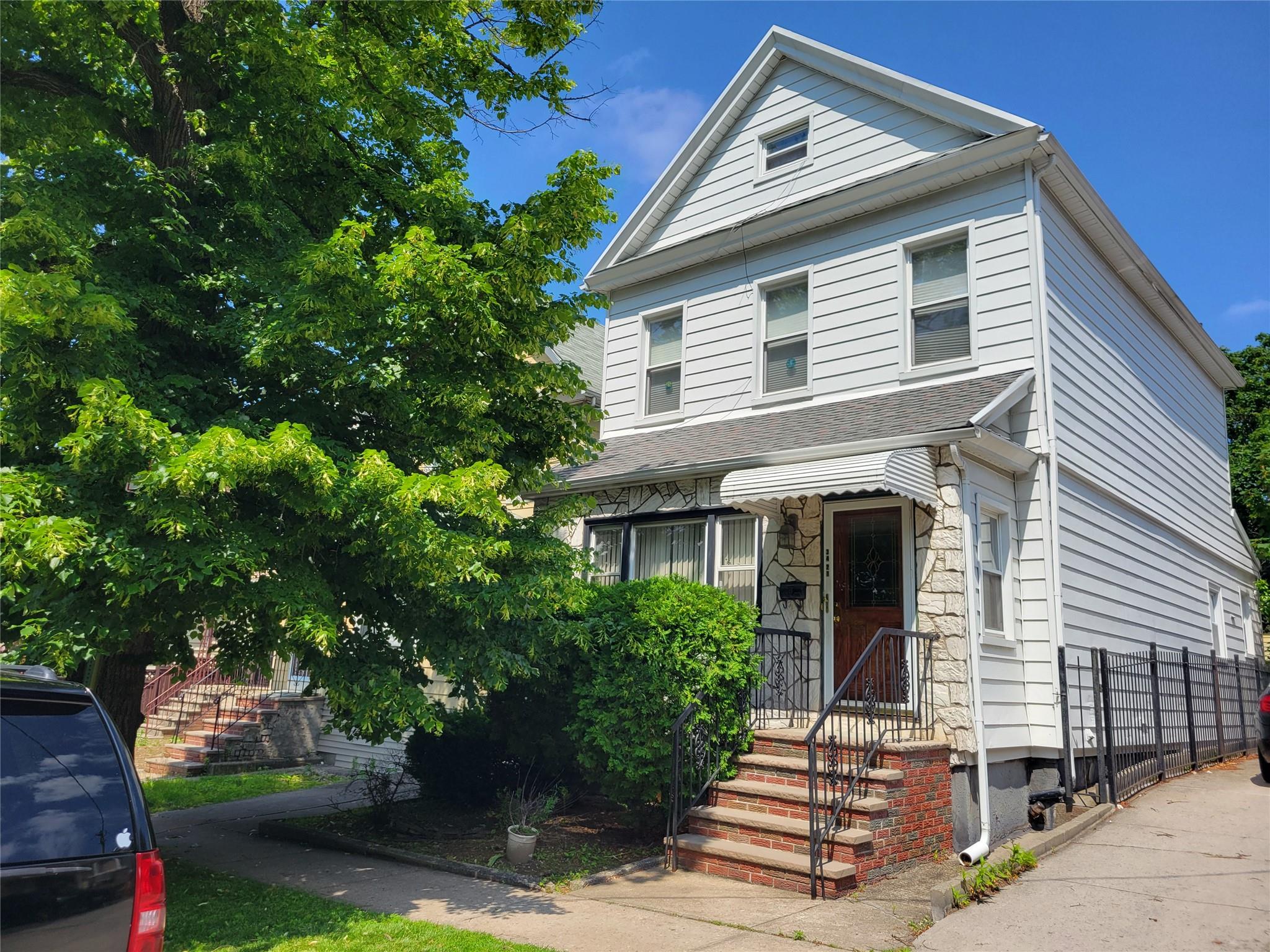 148 Street, Flushing, Queens, NY - 3 Bedrooms  
2 Bathrooms  
7 Rooms - 