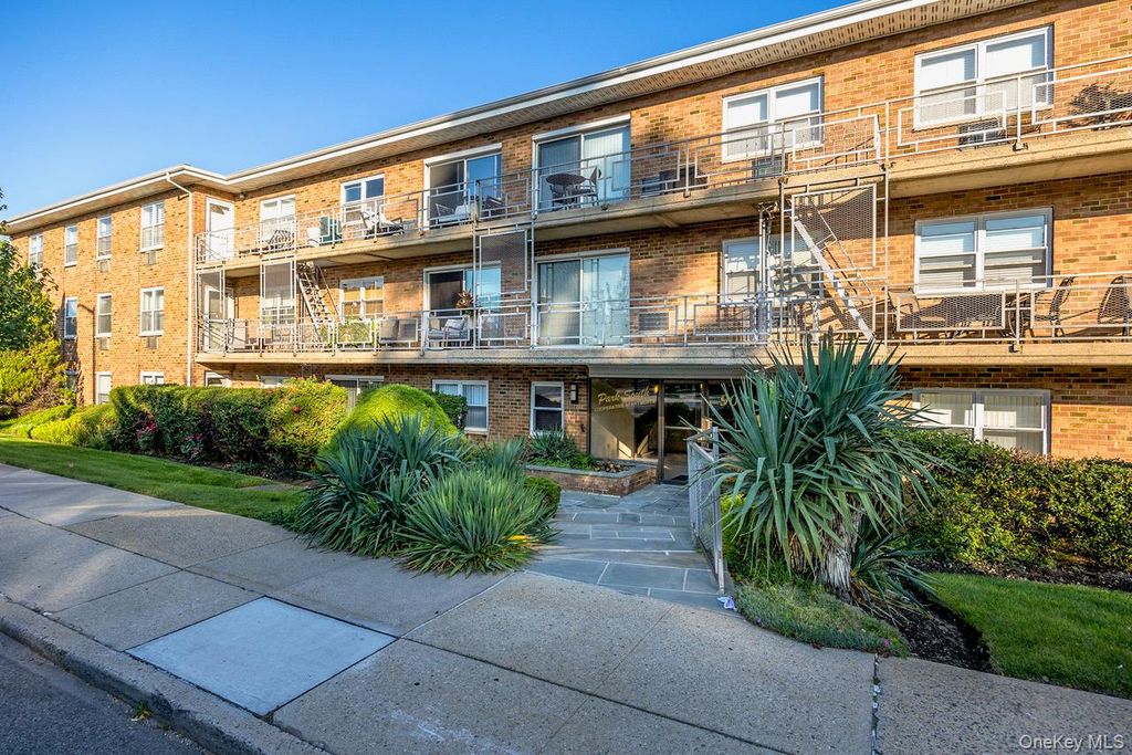 Photo of 90 South Park Avenue #B3, Rockville Centre, NY 11570 (MLS # 984870)