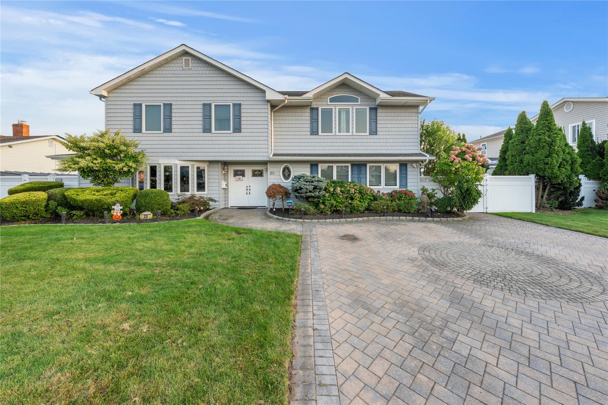 20 Skipper Drive, West Islip, New York image 1