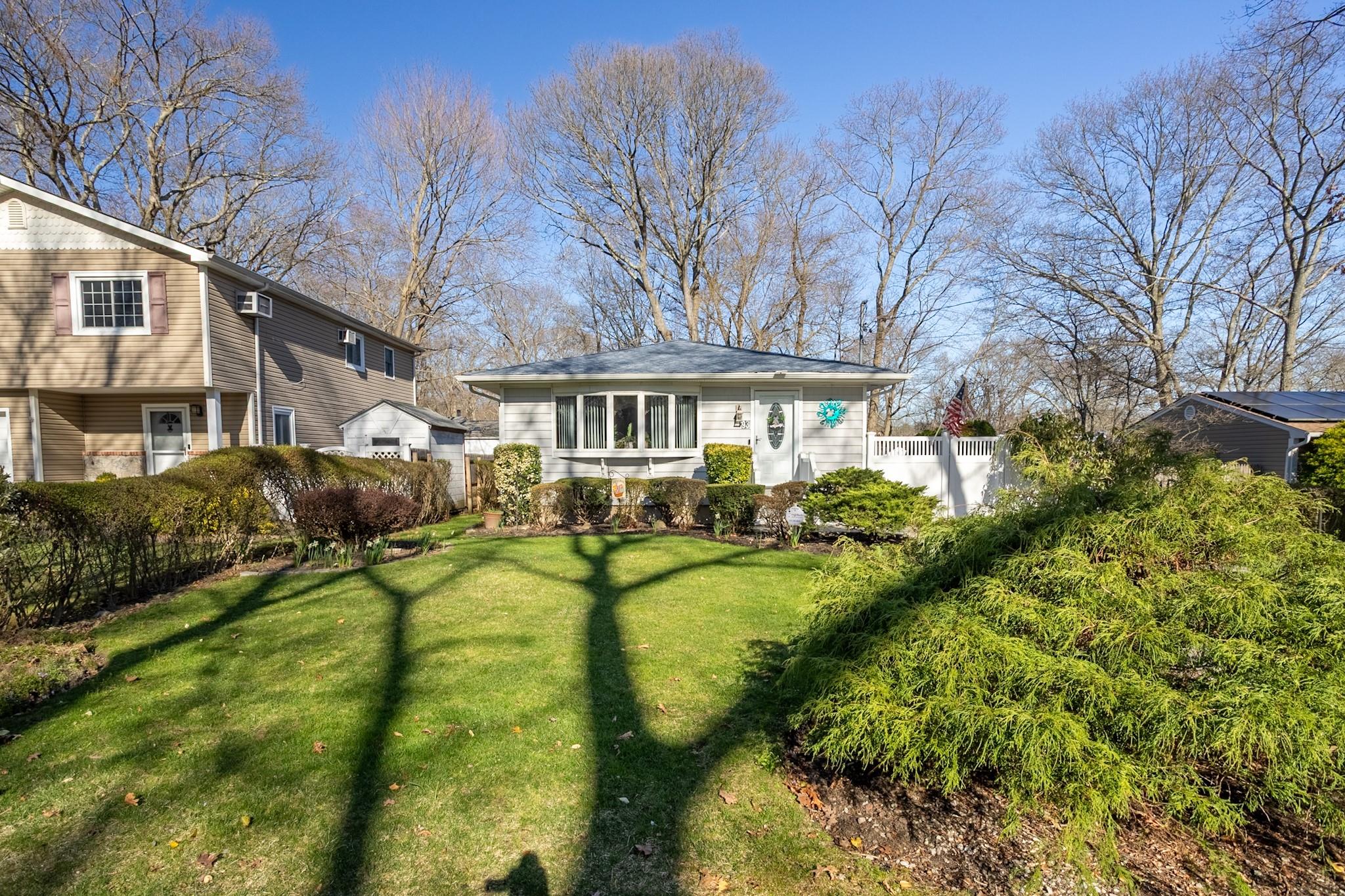 93 Wauwepex Trail, Ridge, New York image 2