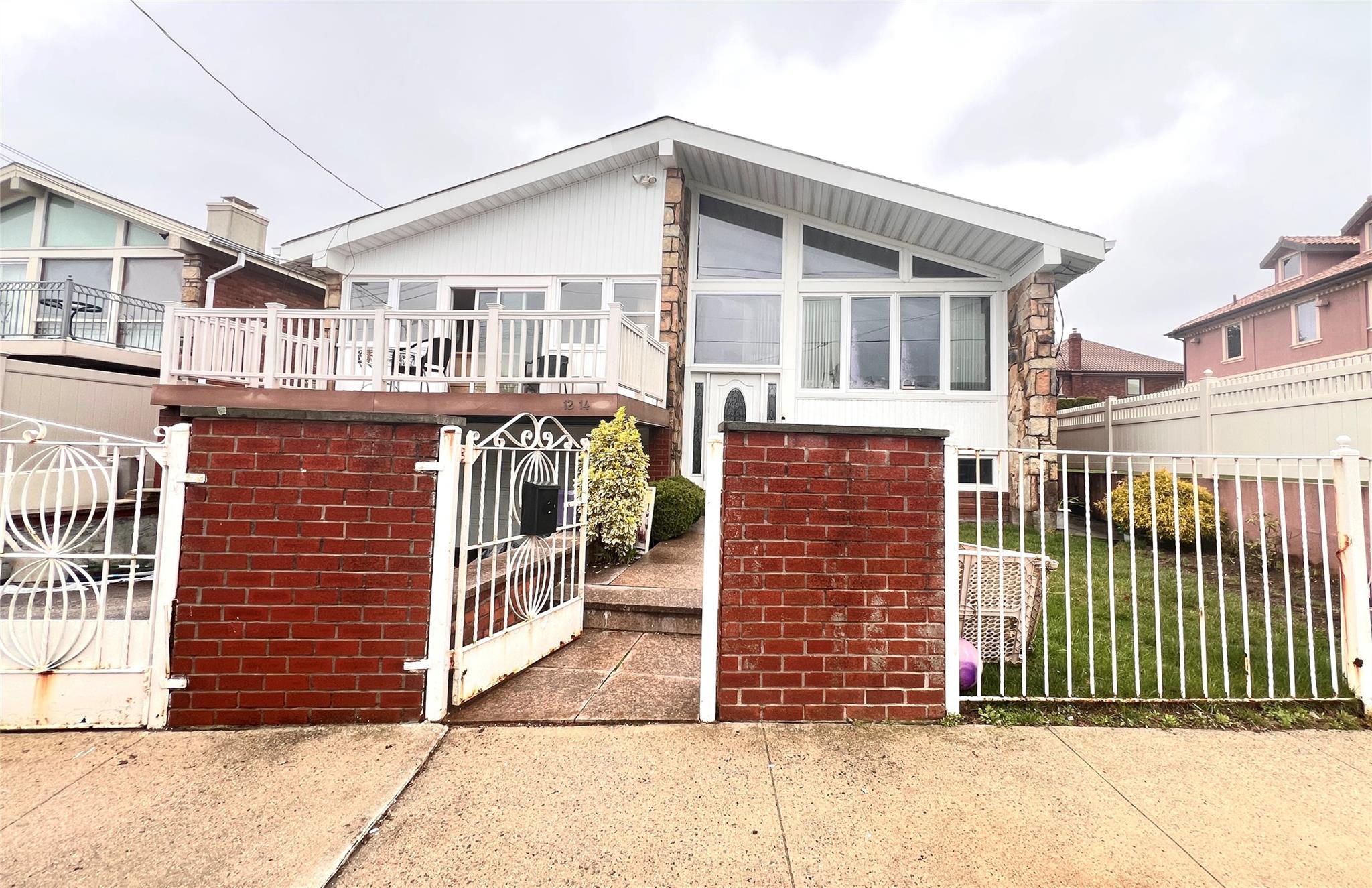 Rental Property at Utopia Parkway, Whitestone, Queens, NY - Bedrooms: 4 
Bathrooms: 3 
Rooms: 10  - $5,300 MO.
