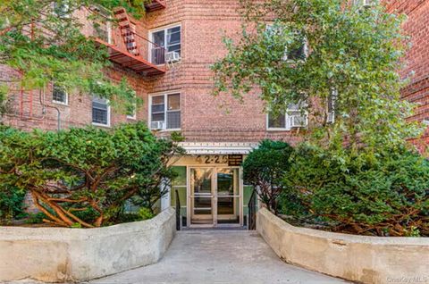 Photo of 42-25 80th Street #5B, Elmhurst, NY 11373 (MLS # 952834)