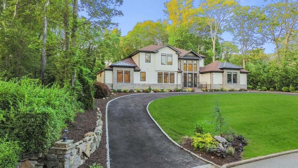 Photo of 21 Arista Drive, Dix Hills, NY 11746 (MLS # 872122)