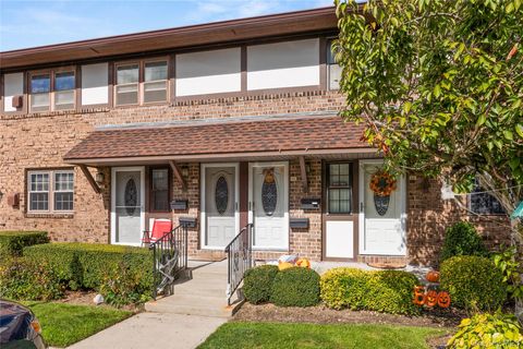 Photo of 441 Mariners Way Way, Copiague, NY 11726 (MLS # 925396)