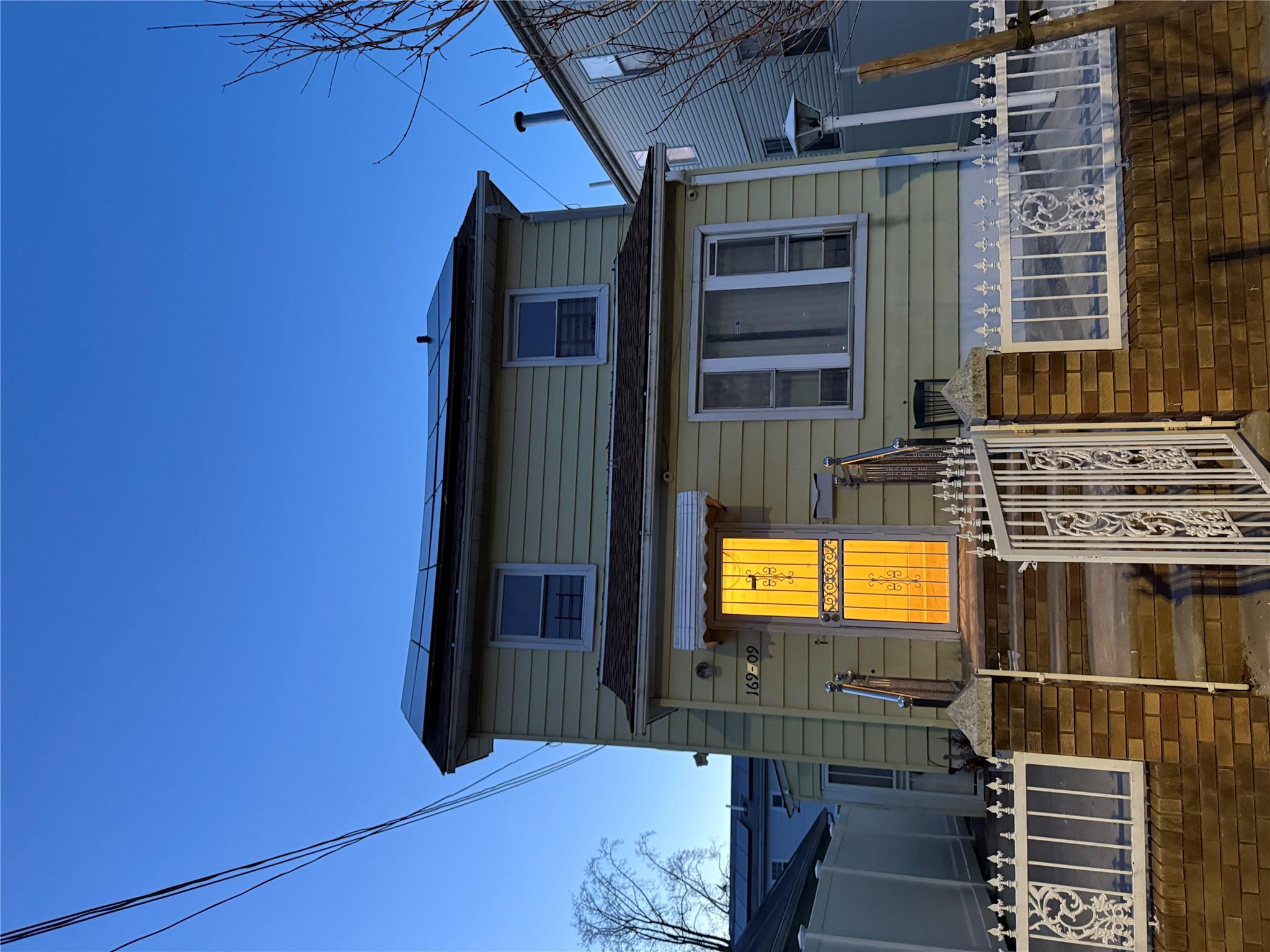 Sayres Avenue, Jamaica, Queens, NY - 3 Bedrooms  
1 Bathrooms  
5 Rooms - 