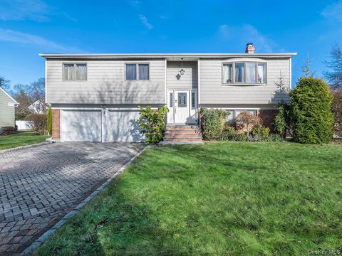 Photo of 2 Terry Court, Glen Head, NY 11545 (MLS # 949194)