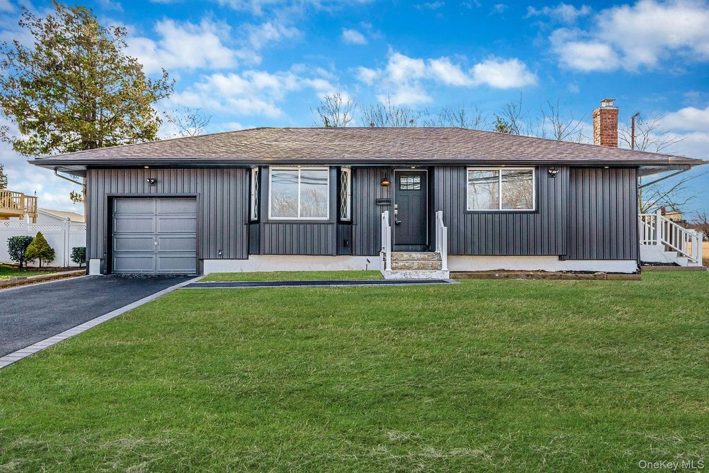 Photo of 20 Bowling Lane, Deer Park, NY 11729 (MLS # 946116)