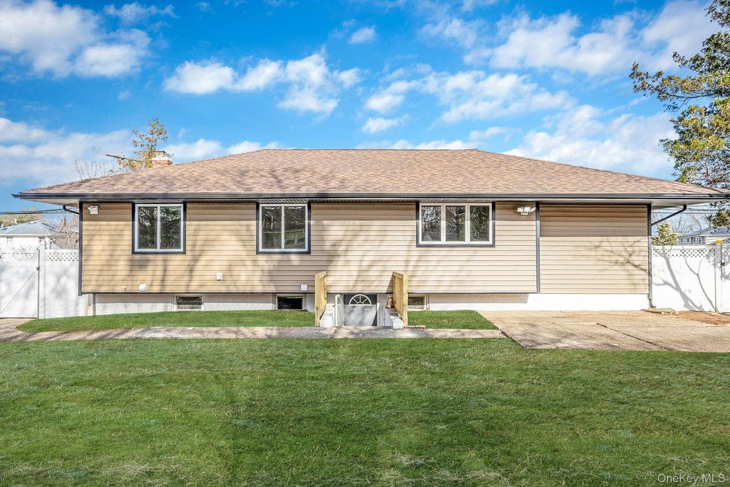 Photo of 20 Bowling Lane, Deer Park, NY 11729 (MLS # 946116)