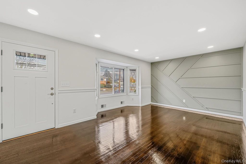 Photo of 20 Bowling Lane, Deer Park, NY 11729 (MLS # 946116)