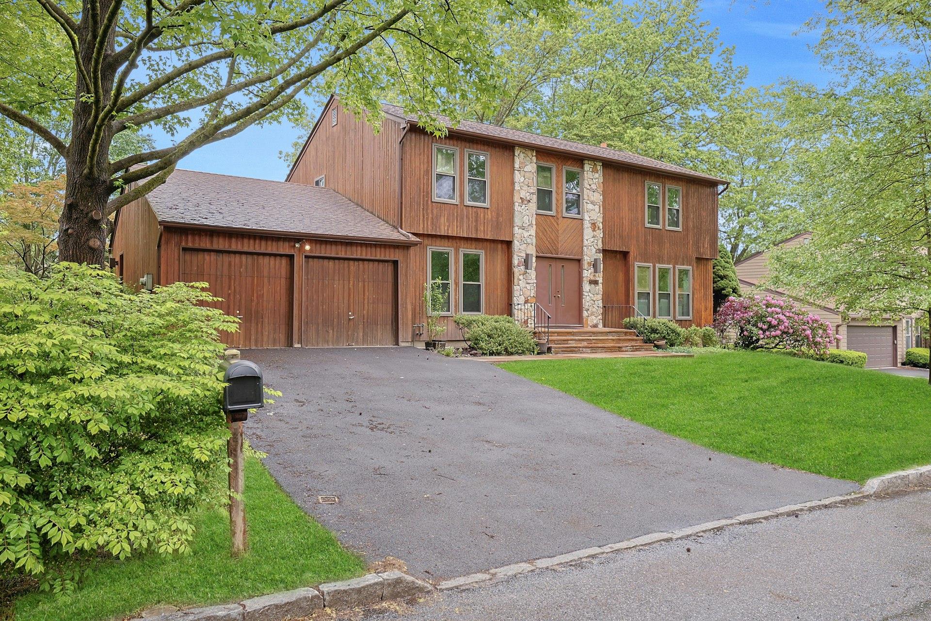 16 Quincy Lane, White Plains, New York image 1