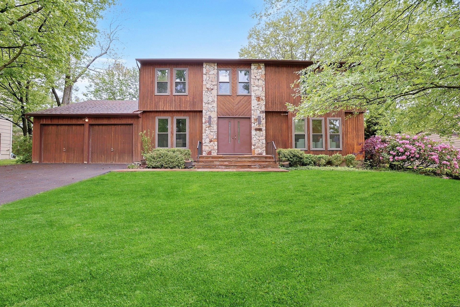 16 Quincy Lane, White Plains, New York image 2