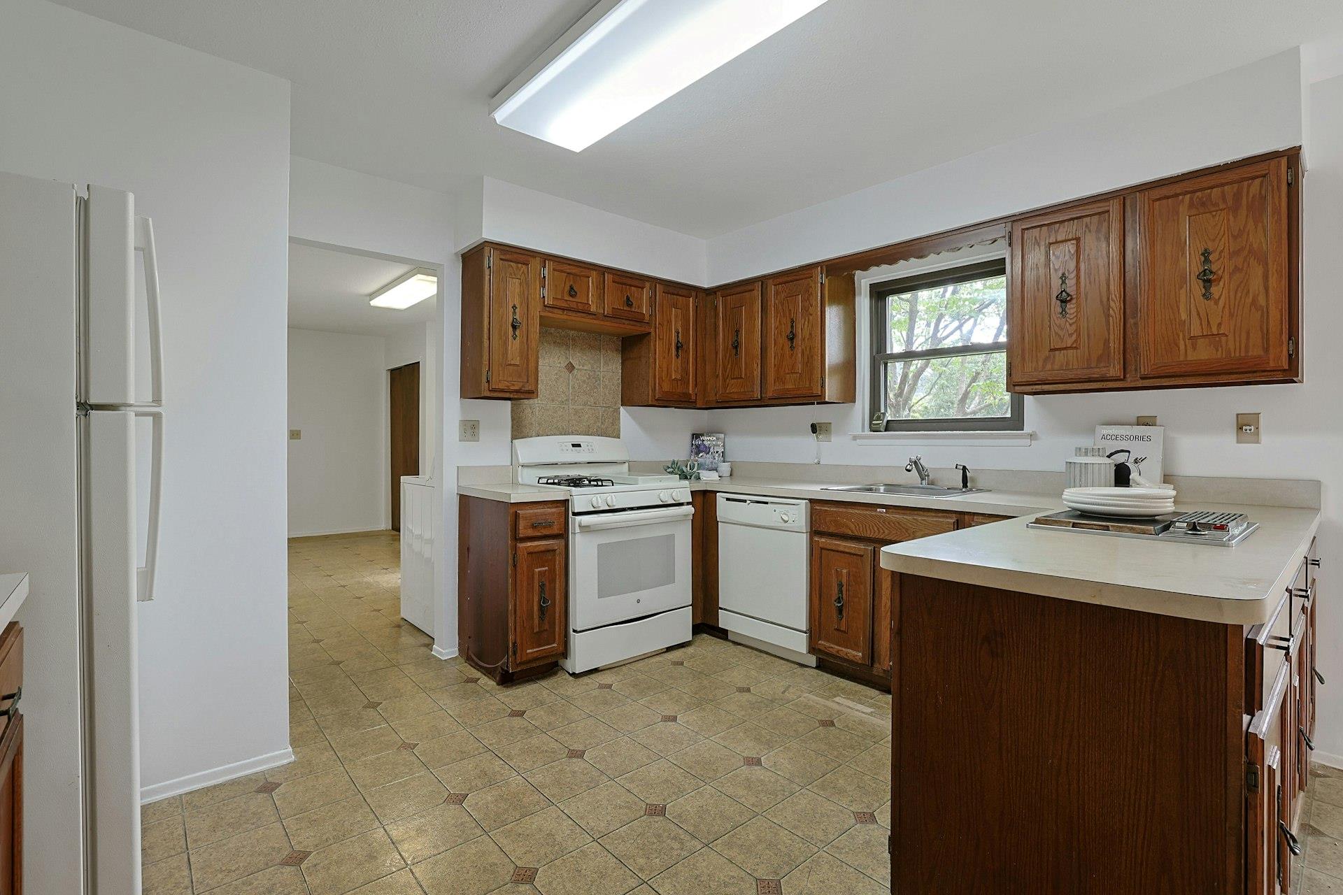 16 Quincy Lane, White Plains, New York image 5