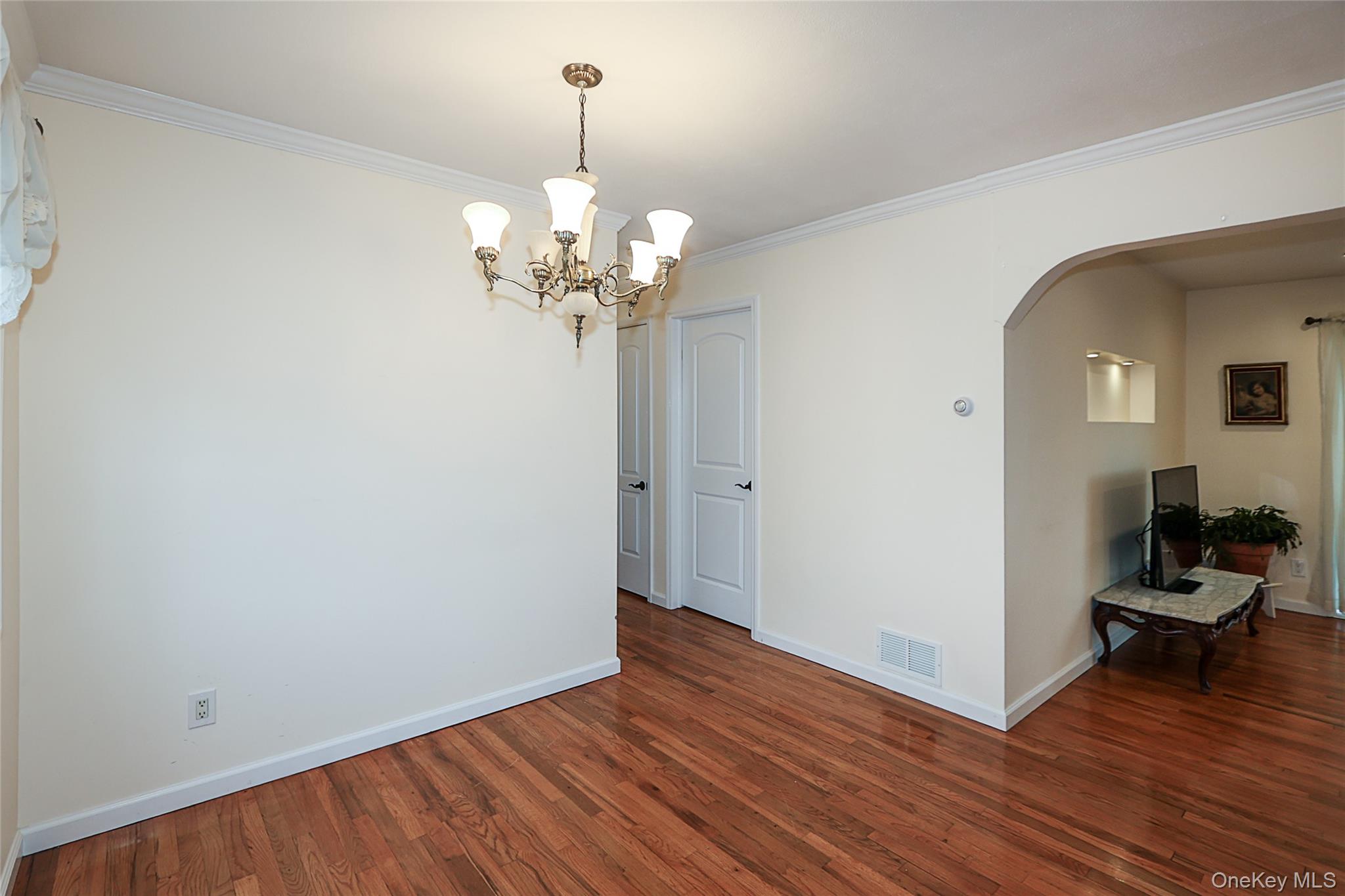 Plainview, New York 11803, United States, 3 Bedrooms Bedrooms, ,1 BathroomBathrooms,Residential,Active,238415