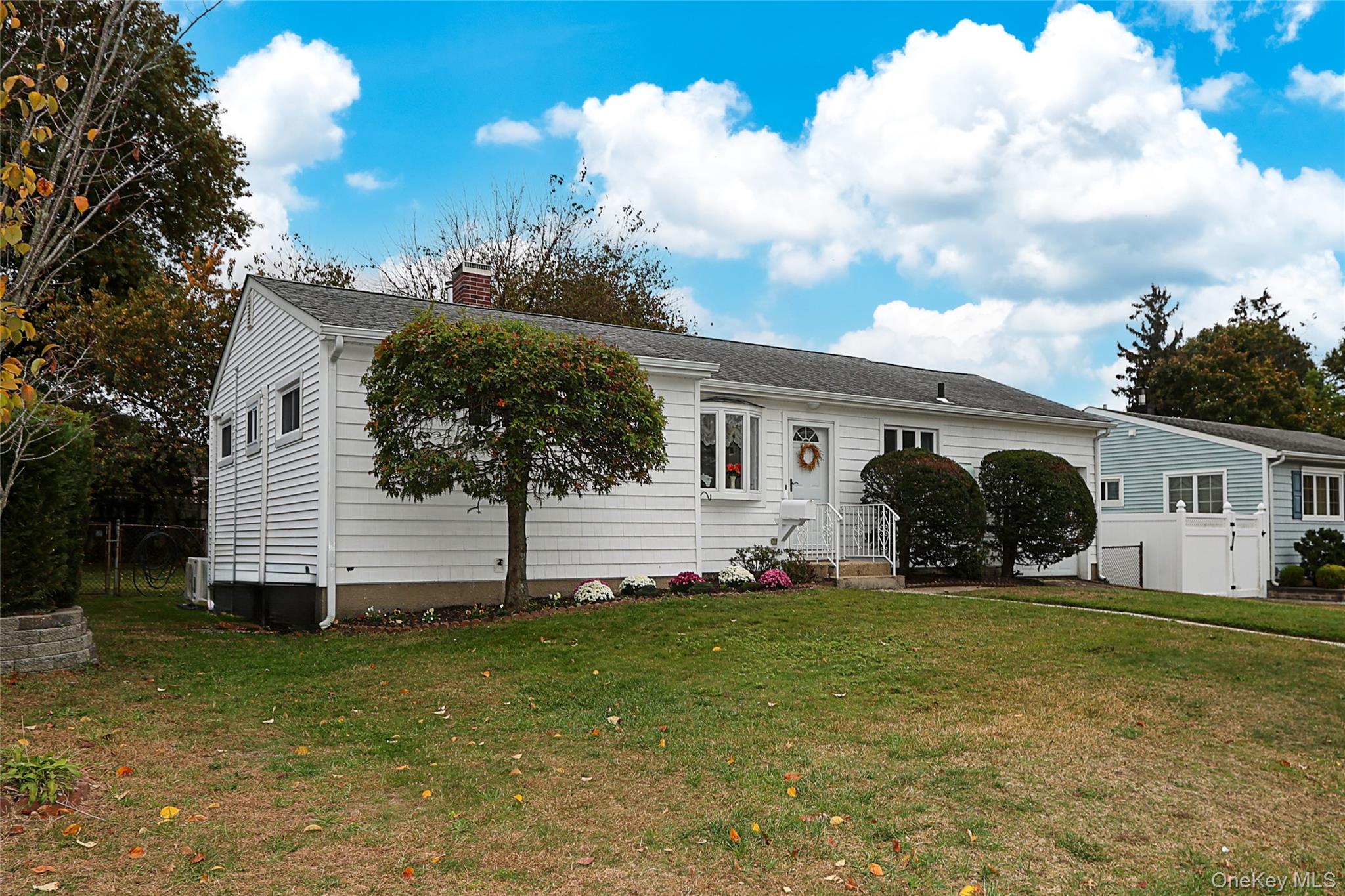 Plainview, New York 11803, United States, 3 Bedrooms Bedrooms, ,1 BathroomBathrooms,Residential,Active,238415