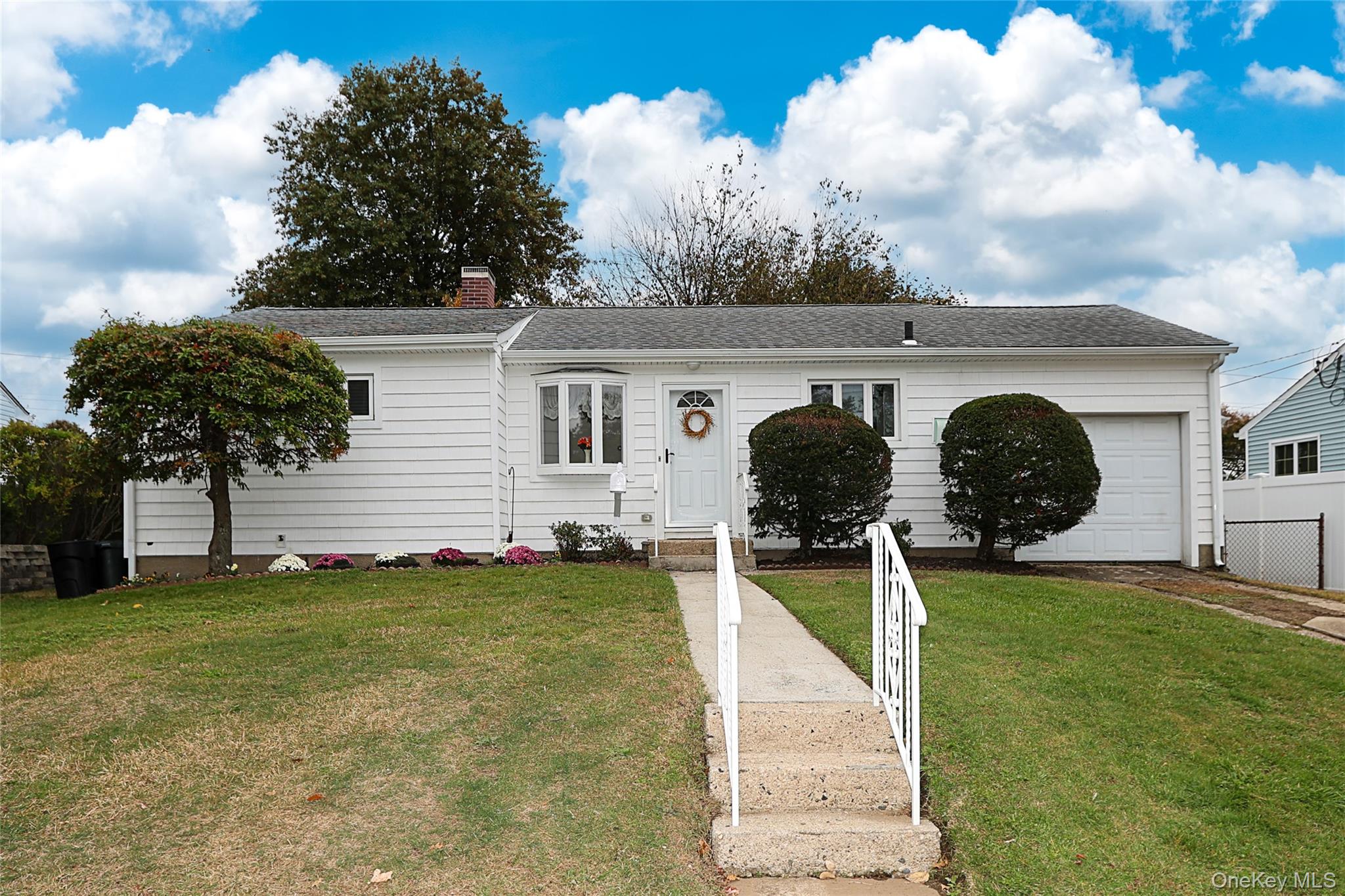 Plainview, New York 11803, United States, 3 Bedrooms Bedrooms, ,1 BathroomBathrooms,Residential,Active,238415