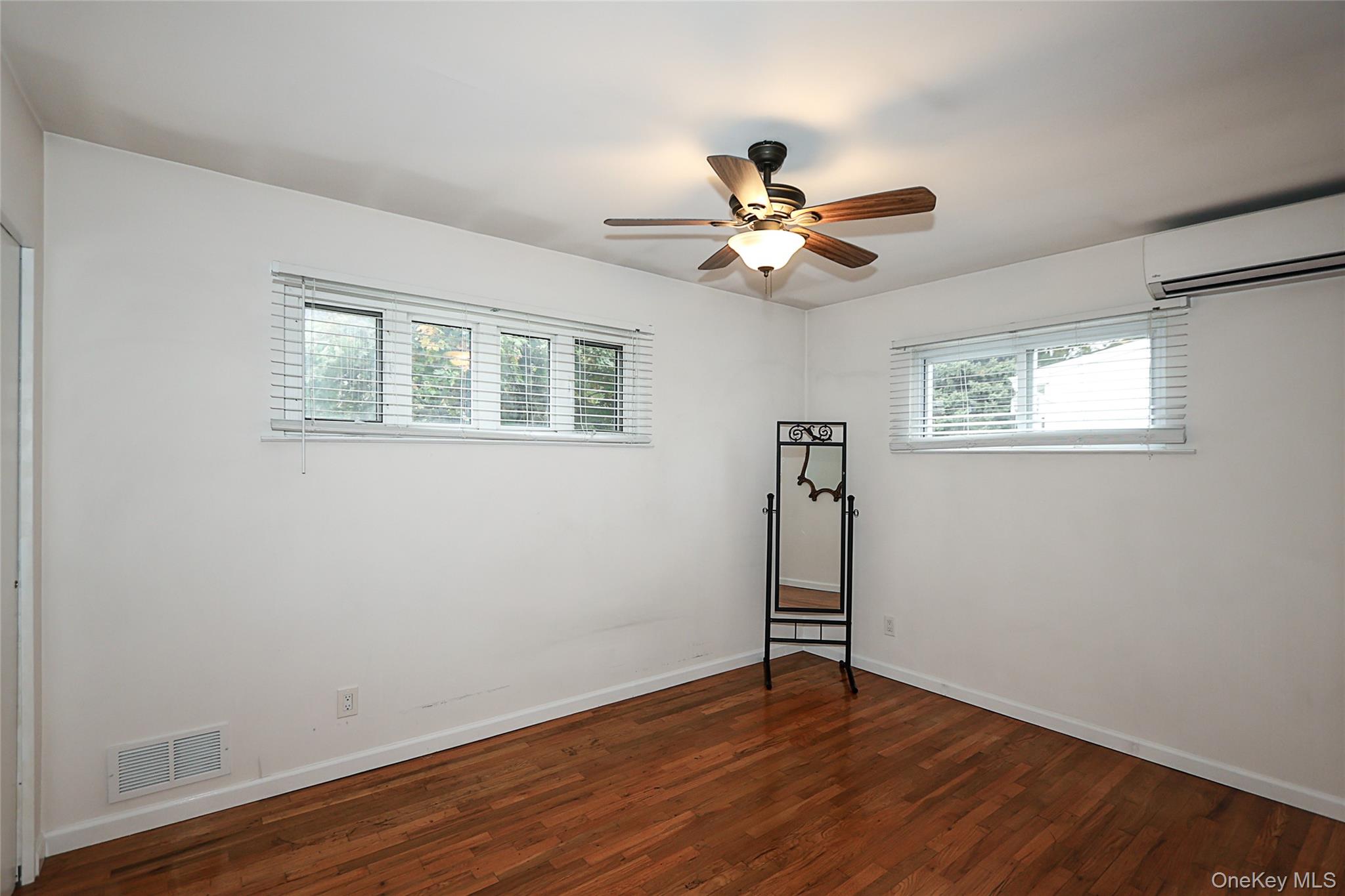 Plainview, New York 11803, United States, 3 Bedrooms Bedrooms, ,1 BathroomBathrooms,Residential,Active,238415