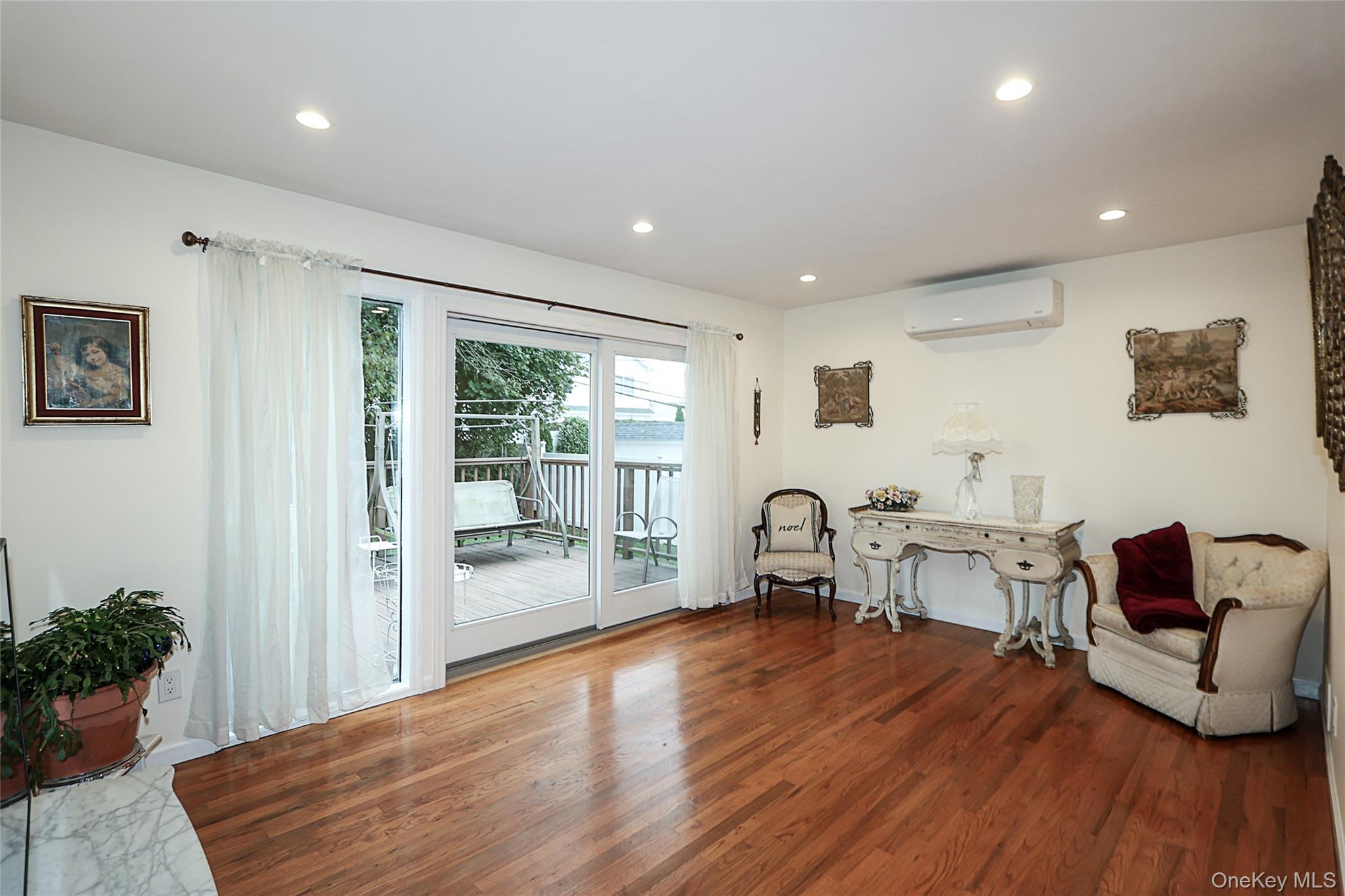 Plainview, New York 11803, United States, 3 Bedrooms Bedrooms, ,1 BathroomBathrooms,Residential,Active,238415