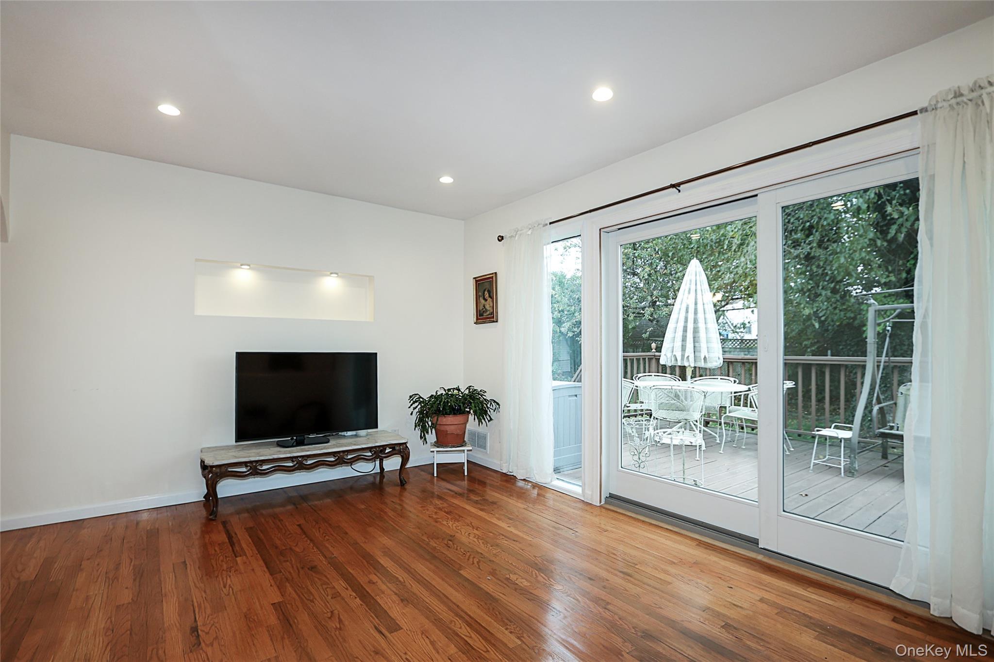 Plainview, New York 11803, United States, 3 Bedrooms Bedrooms, ,1 BathroomBathrooms,Residential,Active,238415