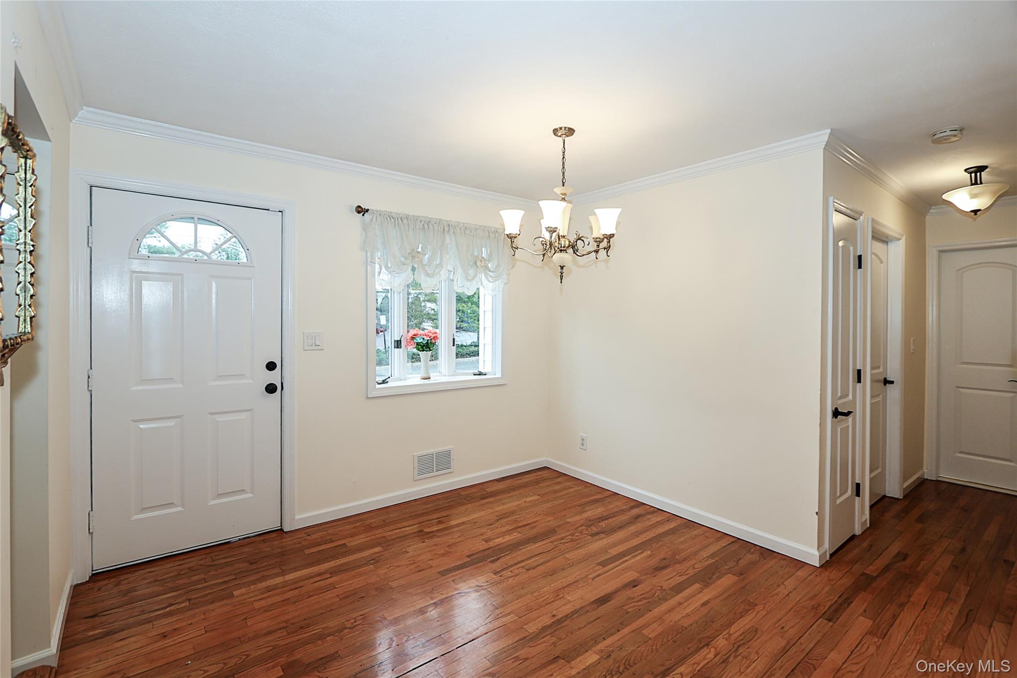 Plainview, New York 11803, United States, 3 Bedrooms Bedrooms, ,1 BathroomBathrooms,Residential,Active,238415