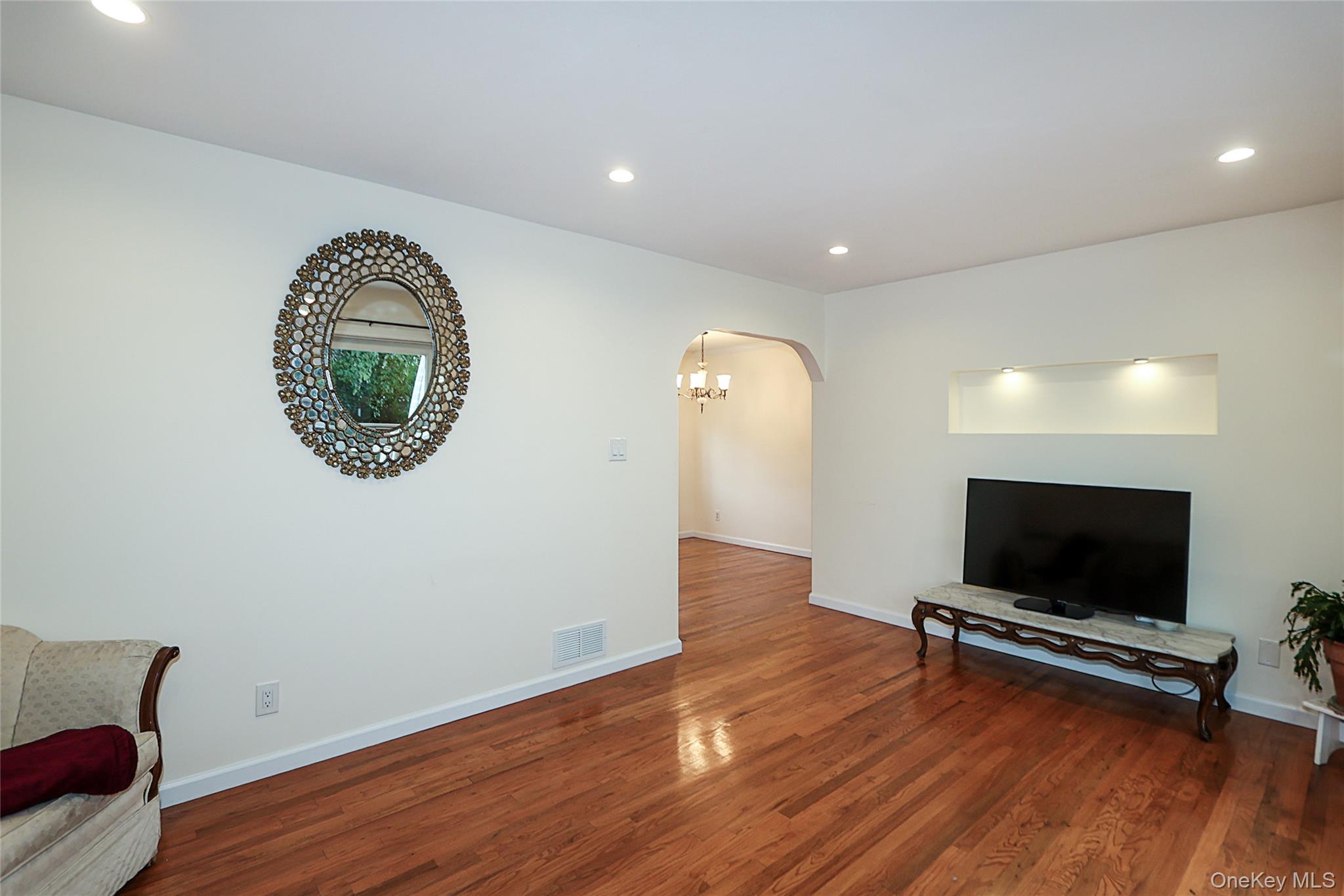 Plainview, New York 11803, United States, 3 Bedrooms Bedrooms, ,1 BathroomBathrooms,Residential,Active,238415