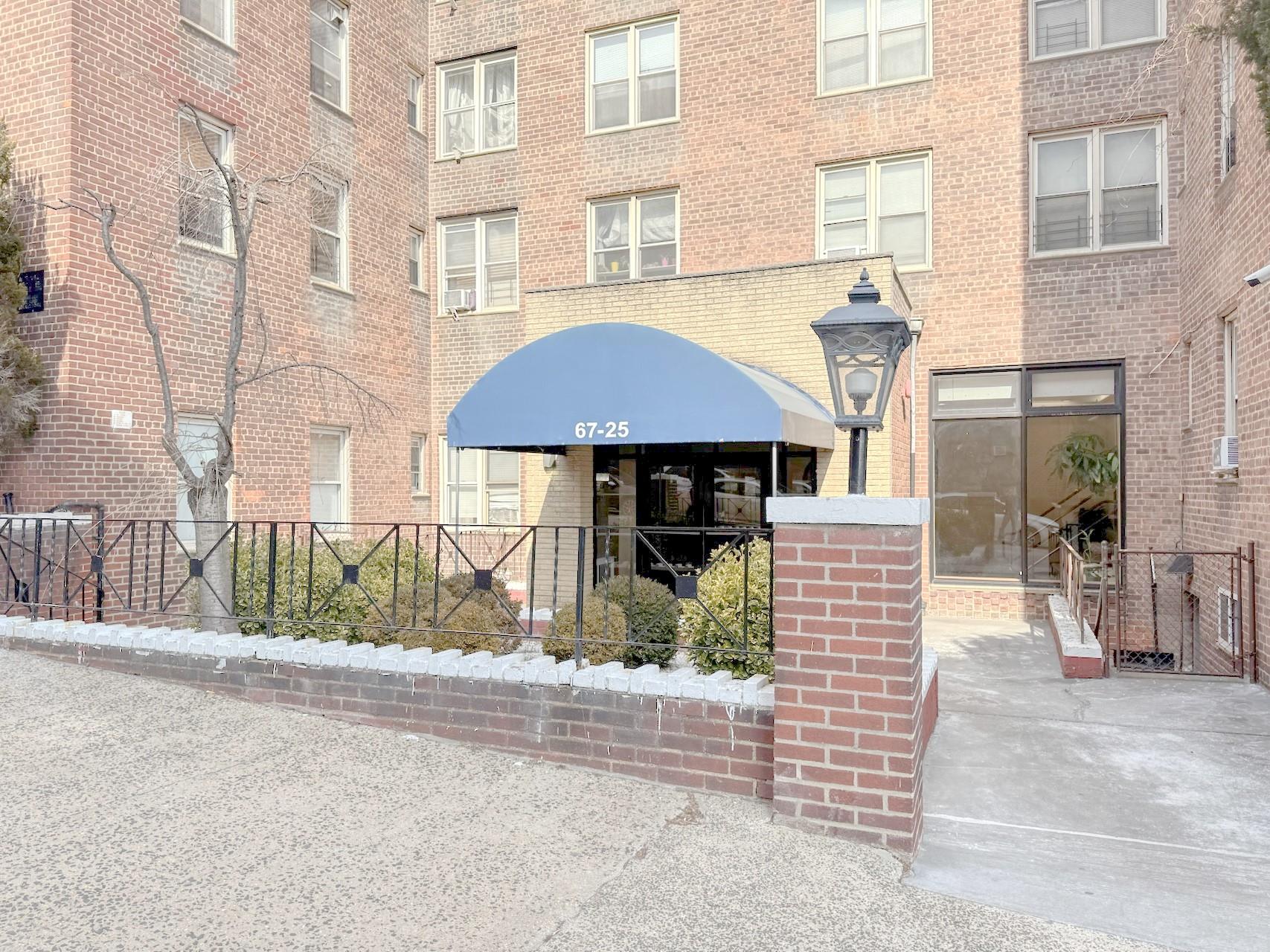 Rental Property at Dartmouth Street 3L, Forest Hills, Queens, NY - Bedrooms: 2 
Bathrooms: 1 
Rooms: 4  - $2,600 MO.