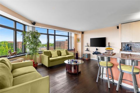 Photo of 112-01 Queens Boulevard #6J, Forest Hills, NY 11375 (MLS # 922397)